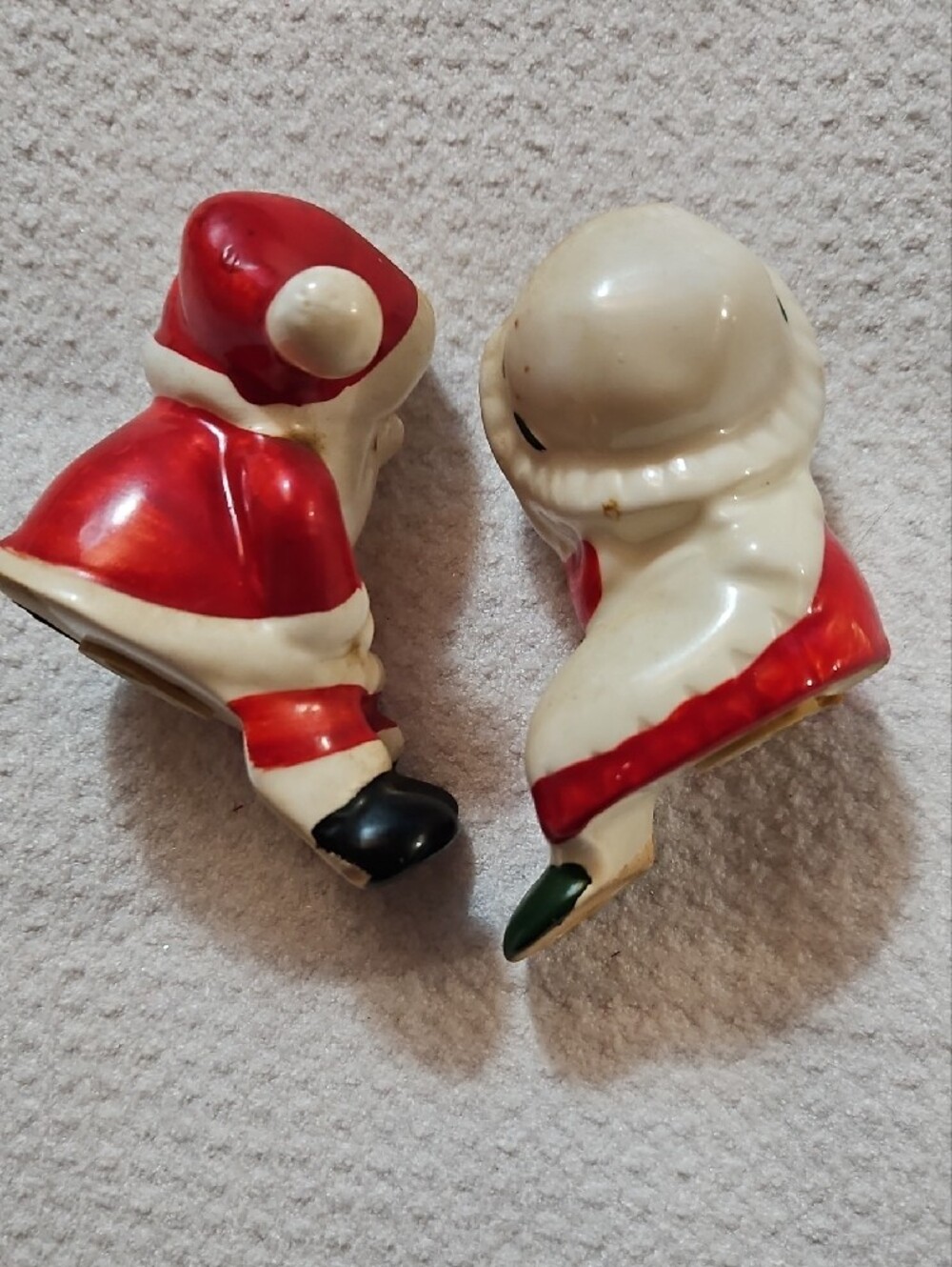 Vintage Kissing Santa & Mrs. Claus Holiday Salt & Pepper Shakers - Picture 3 of 4